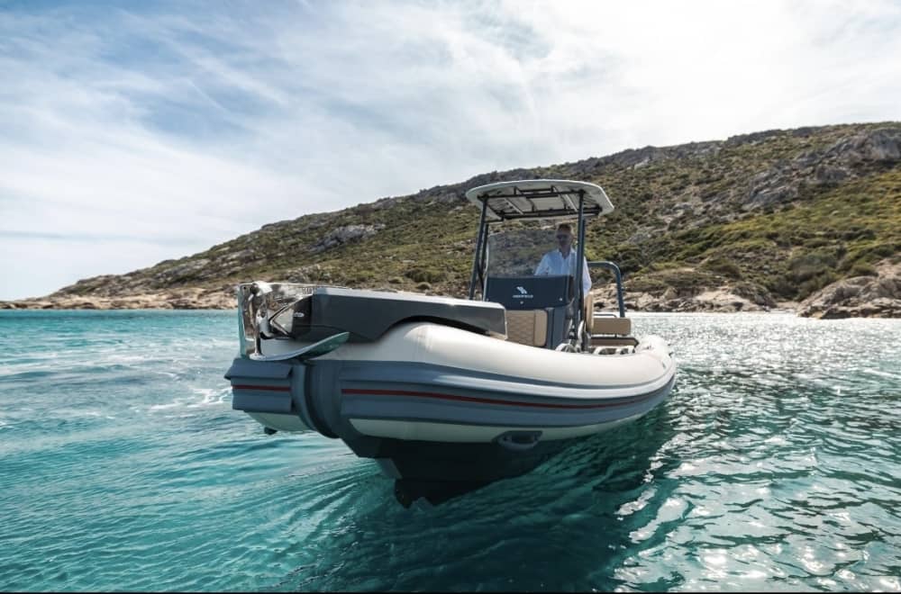 Alquila una lancha motora para 4 horas de diversión.