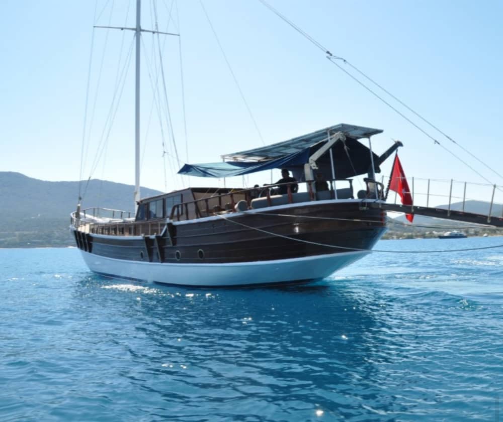 Mare, amore e sole: una giornata ricca di emozioni a bordo di un caicco.