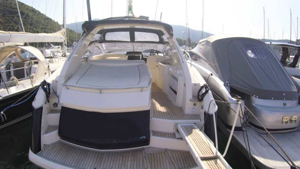 Passeio de barco privado ao redor de Terracina em uma lancha.