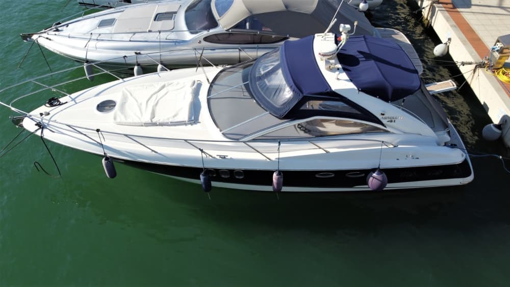 Passeio de barco privado ao redor de Terracina em uma lancha.