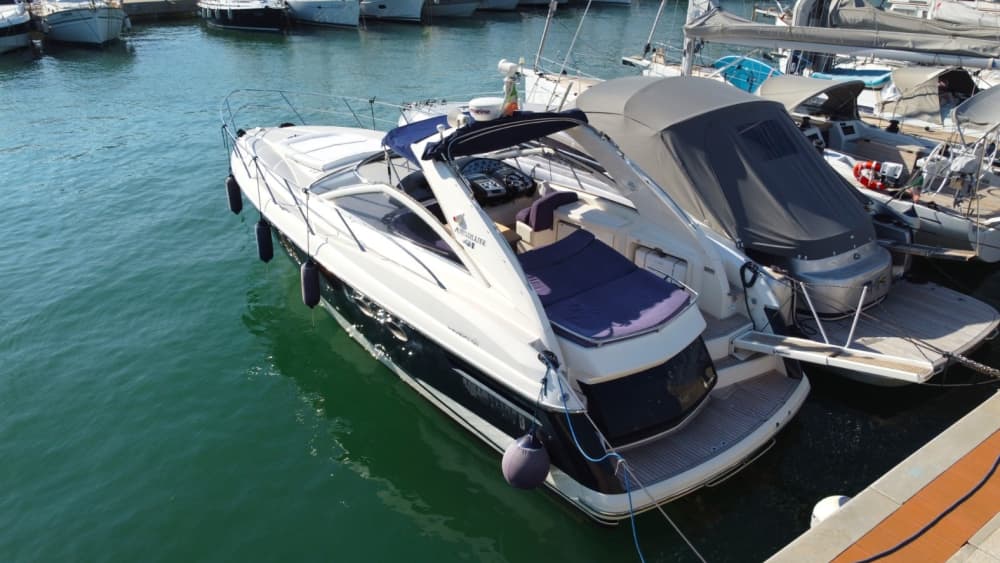Passeio de barco privado ao redor de Terracina em uma lancha.