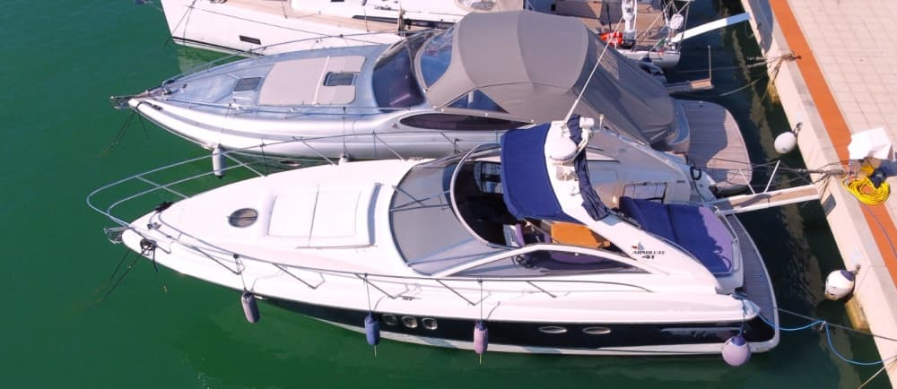 Passeio de barco privado ao redor de Terracina em uma lancha.