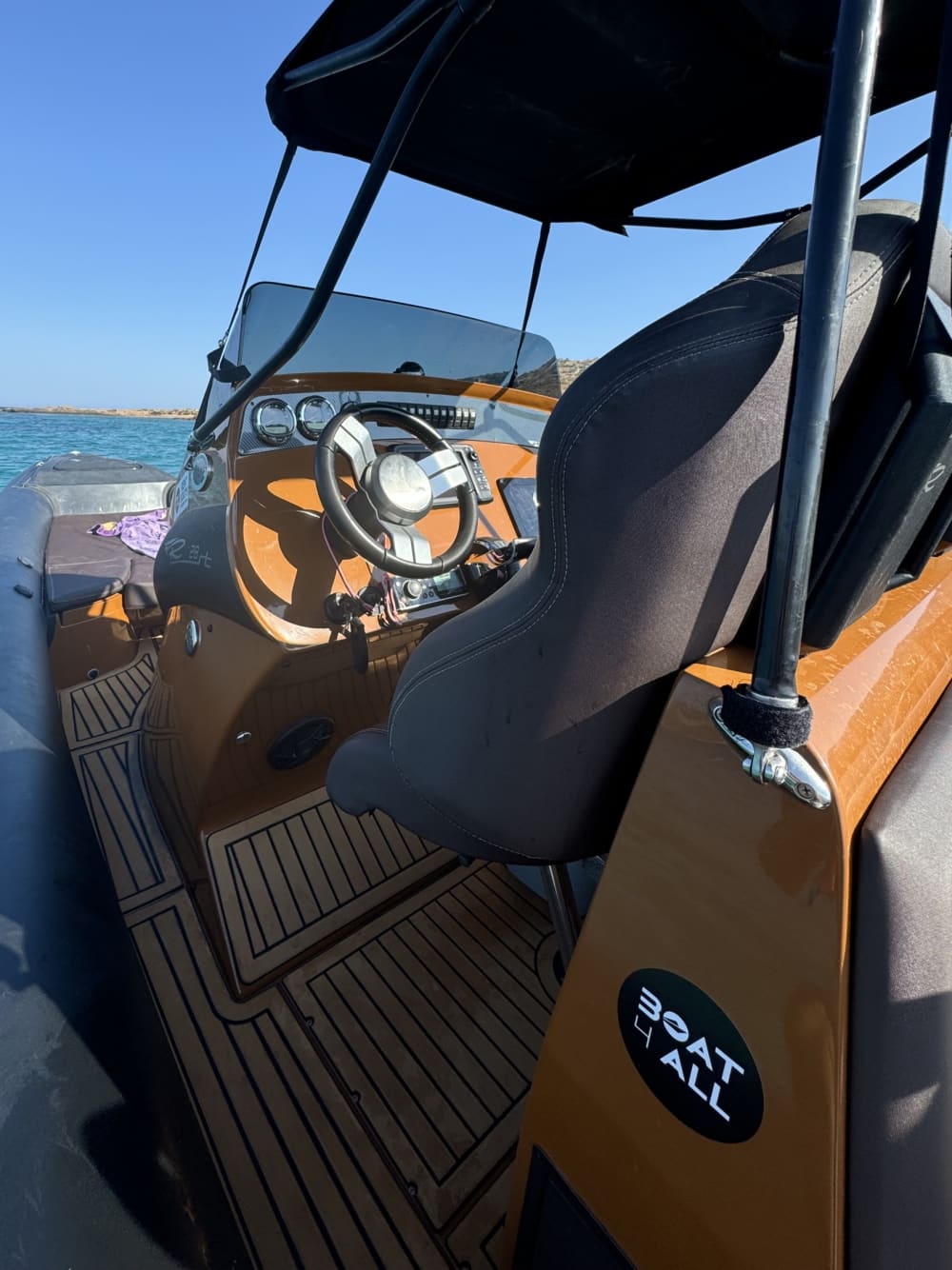 Athens escape: 4h of relaxation on a motorboat
