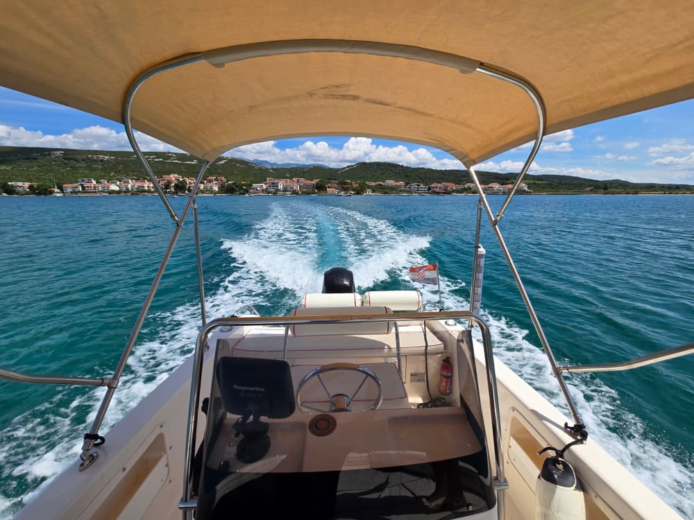 Upptäck Novalja på en heldagstur med motorbåt