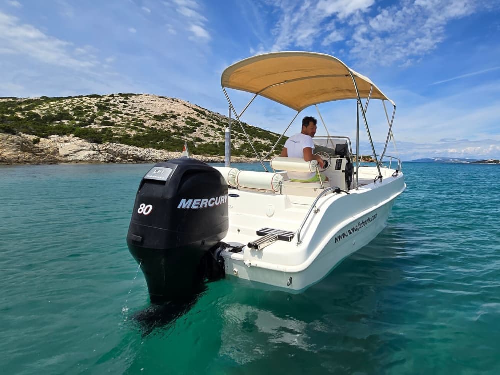 Upptäck Novalja på en heldagstur med motorbåt