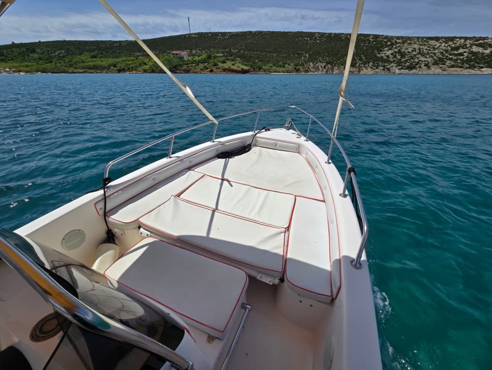 Upptäck Novalja på en heldagstur med motorbåt