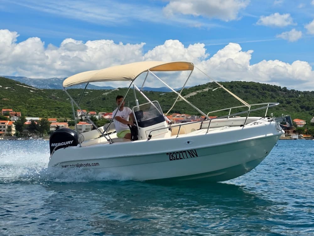 Upptäck Novalja på en heldagstur med motorbåt