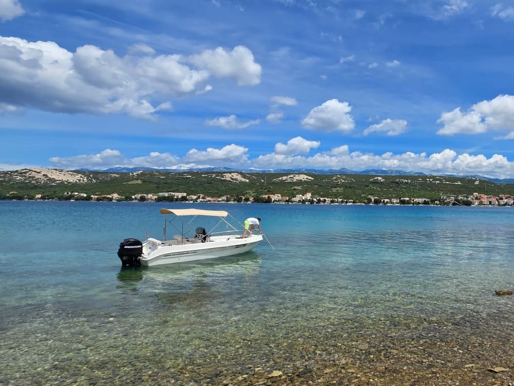 Upptäck Novalja på en heldagstur med motorbåt