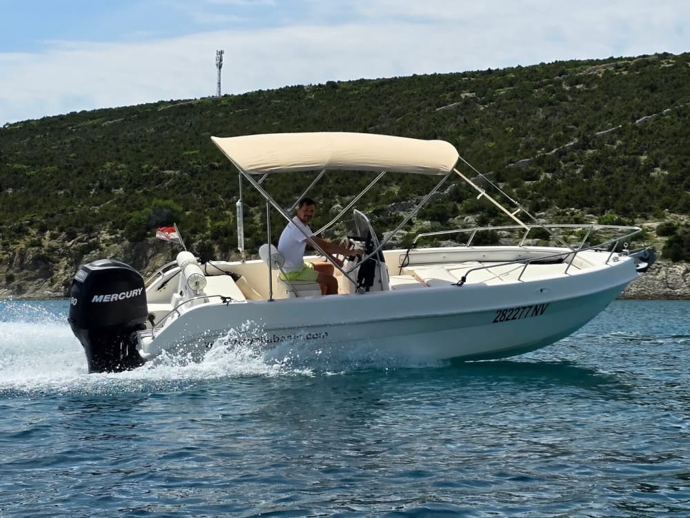 Upptäck Novalja på en heldagstur med motorbåt