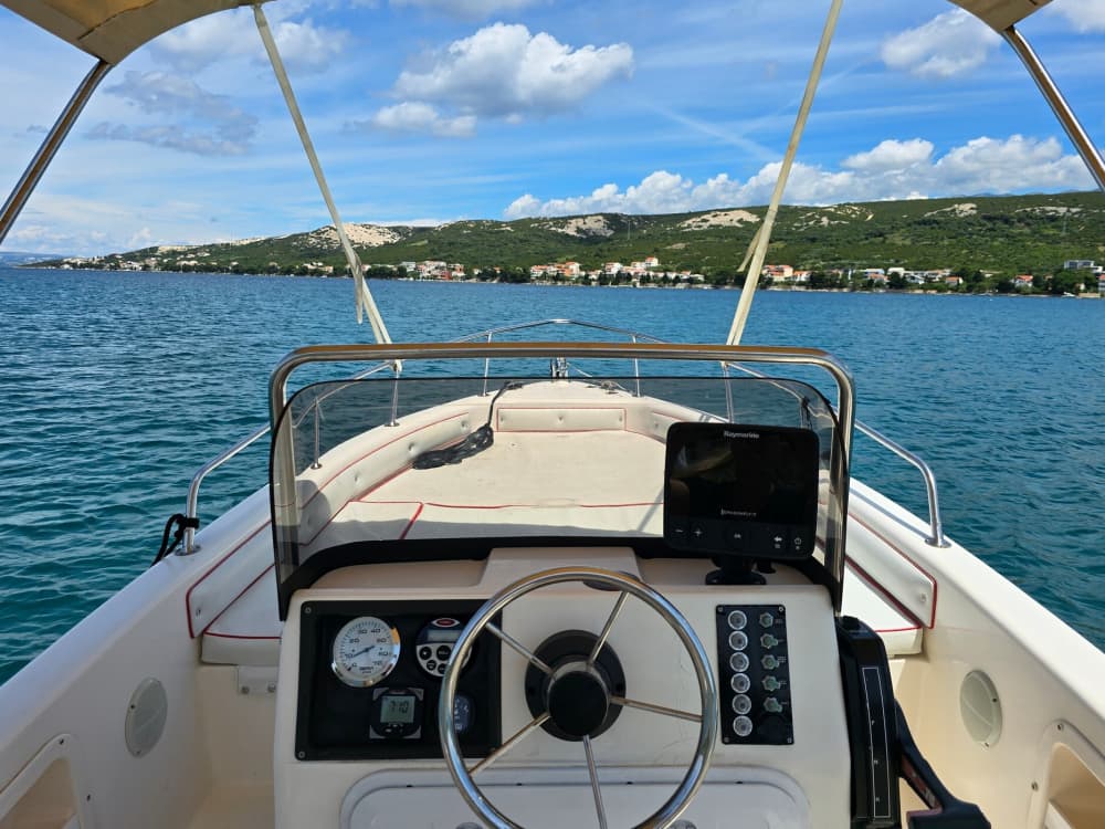 Upptäck Novalja på en heldagstur med motorbåt