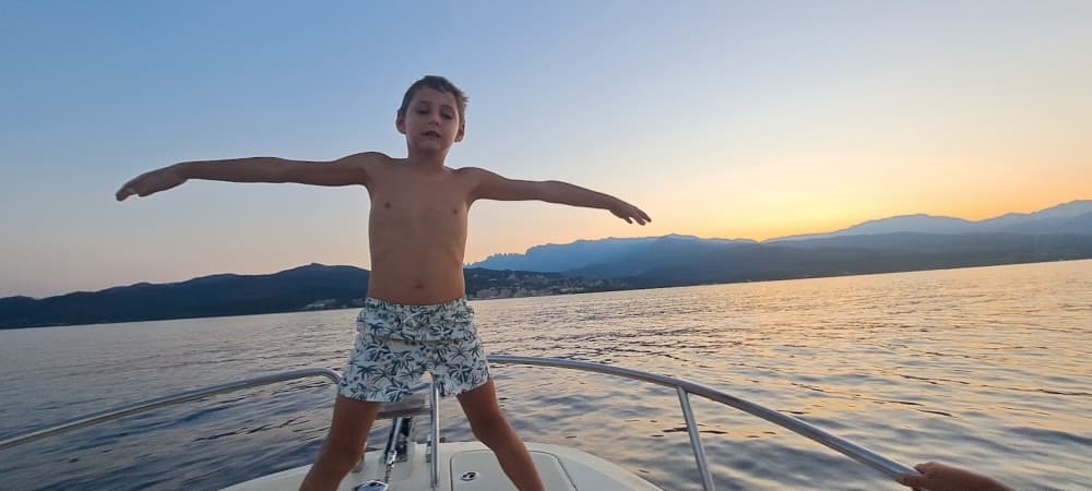 Mer, amour et soleil : une journée riche en émotions à bord d'un bateau à moteur