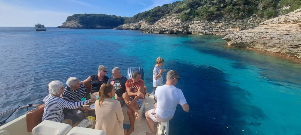 Sea, Love & Sun: A full day of emotions on a motorboat