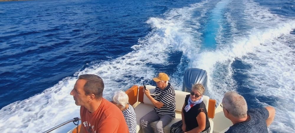 Mer, amour et soleil : une journée riche en émotions à bord d'un bateau à moteur