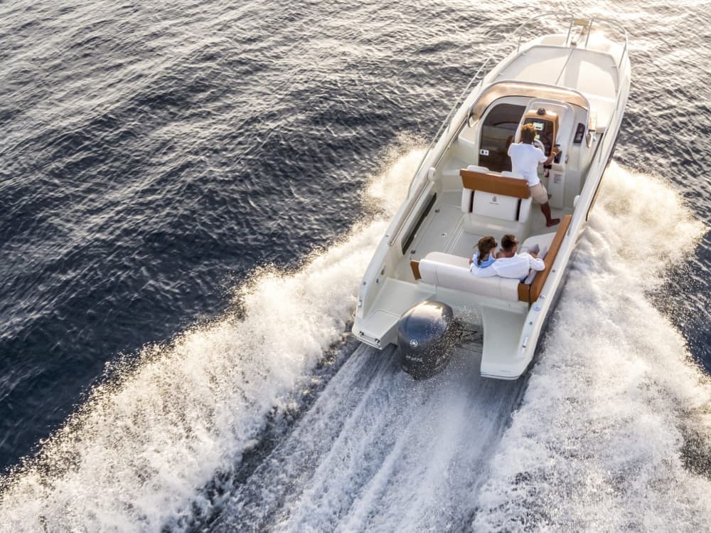 Mer, amour et soleil : une journée riche en émotions à bord d'un bateau à moteur