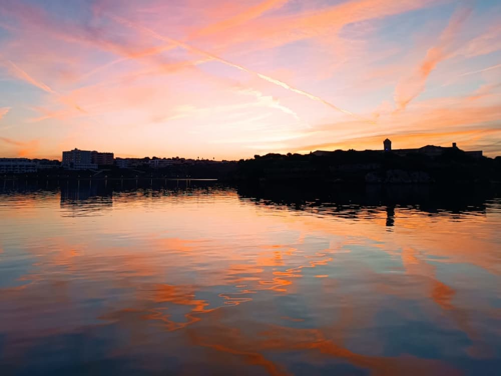 Tramonto: Noleggia una barca a motore e goditi il tramonto più bello.