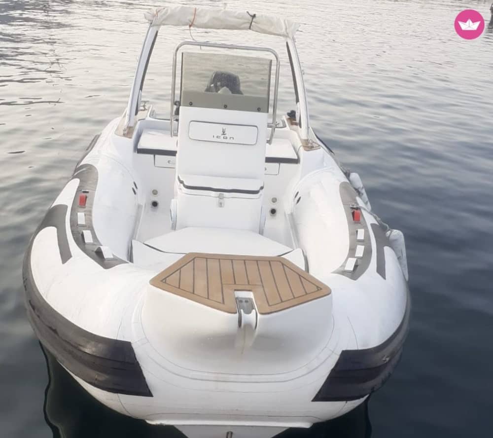 Experience an unforgettable day with our ICON 19 S with everything you need for a perfect boating day!