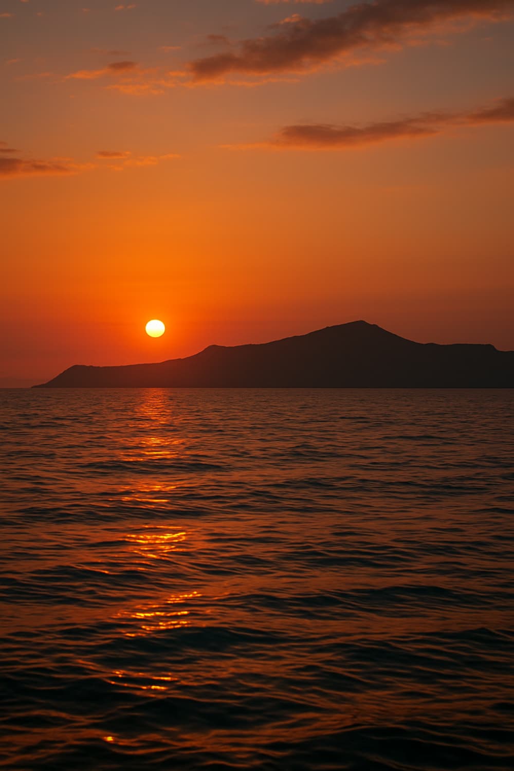 Crucero al atardecer en Santorini: escapada nocturna privada por mar