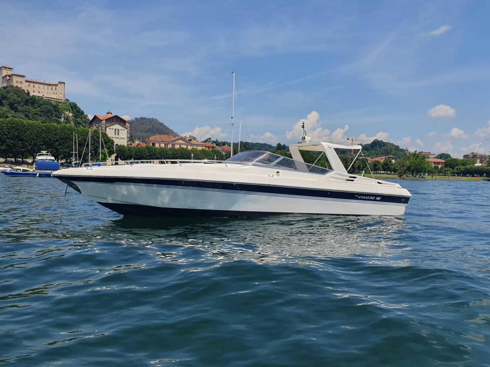 Su lancha motora privada para un día alrededor de Angera