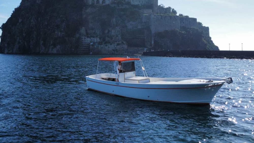 Ontdek Ischia in een halve dag: een korte ontsnapping op een motorboot.