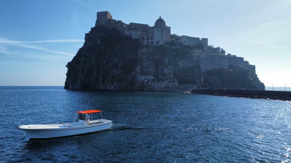 Ontdek Ischia in een halve dag: een korte ontsnapping op een motorboot.