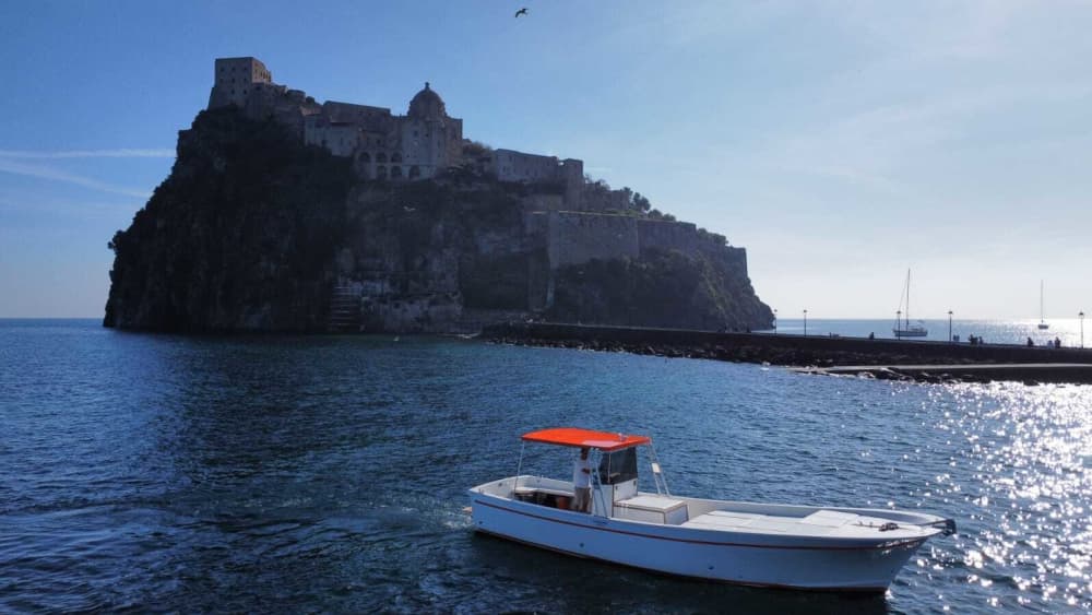Ontdek Ischia in een halve dag: een korte ontsnapping op een motorboot.