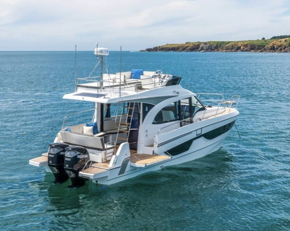 Your day in Ajaccio: Rent a motorboat for 9h of discovery