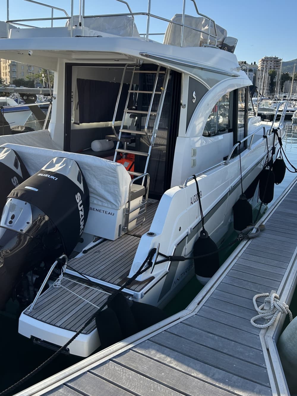 Tu día en Ajaccio: Alquila una lancha motora durante 9 horas de descubrimiento.