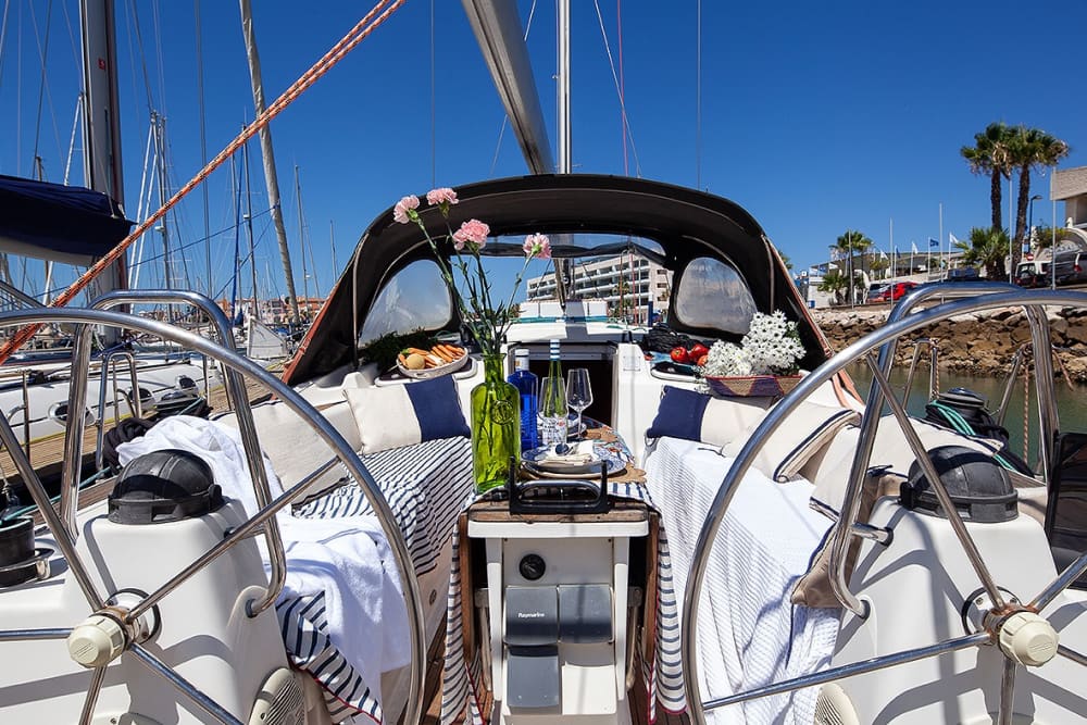 Cap sur la joie : une journée complète de navigation authentique à bord d'un voilier dans la municipalité d'El Puerto de Santa María
