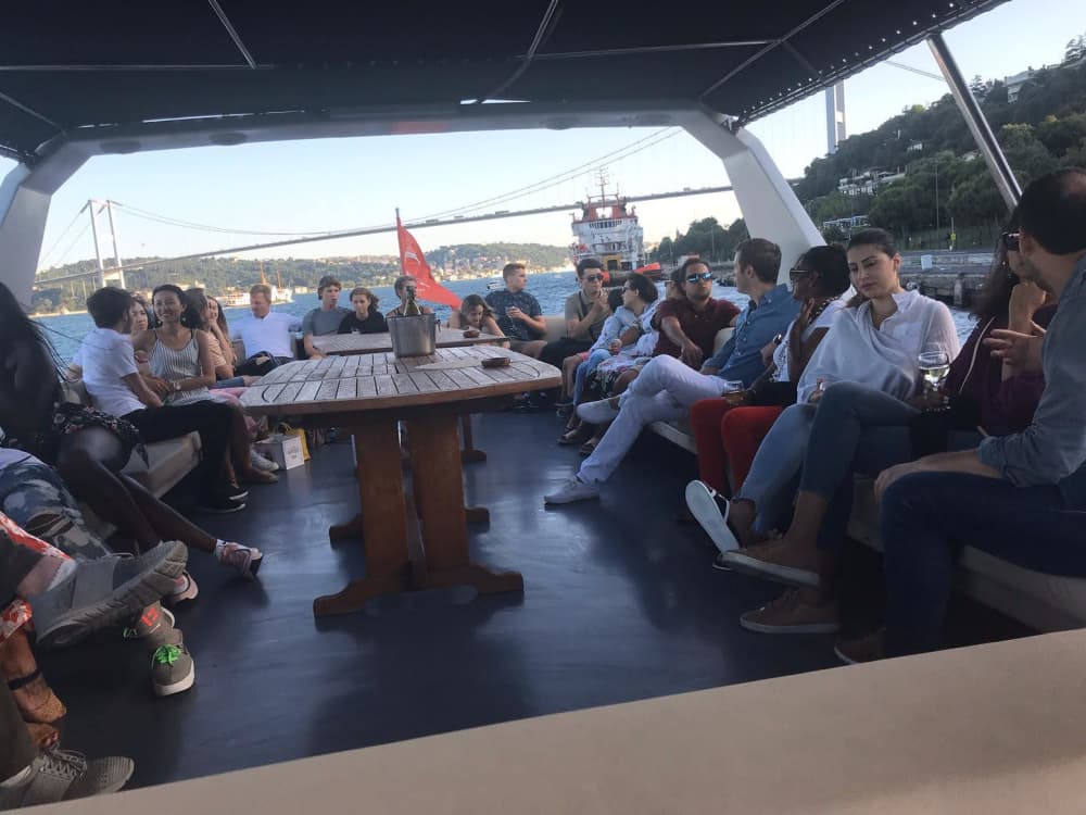 Halbtägige Bosporus-Kreuzfahrt: Entdecken Sie die Schönheit Istanbuls