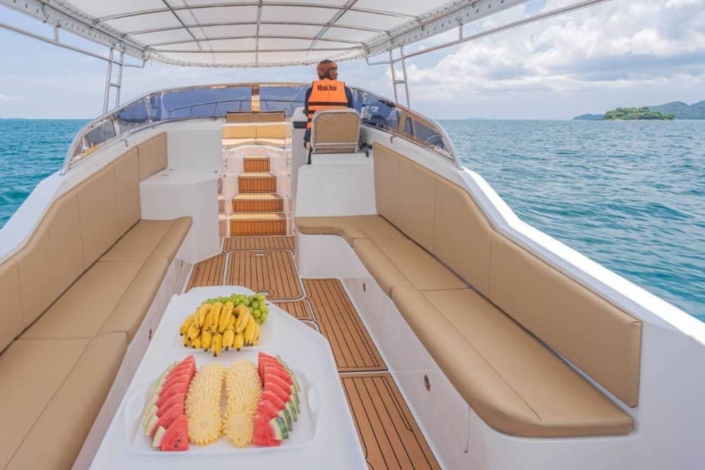 Een privé-motorboot voor een dag rond Phuket.