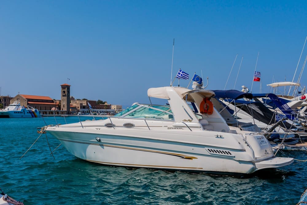Huur een motorboot voor 2,5 uur plezier.
