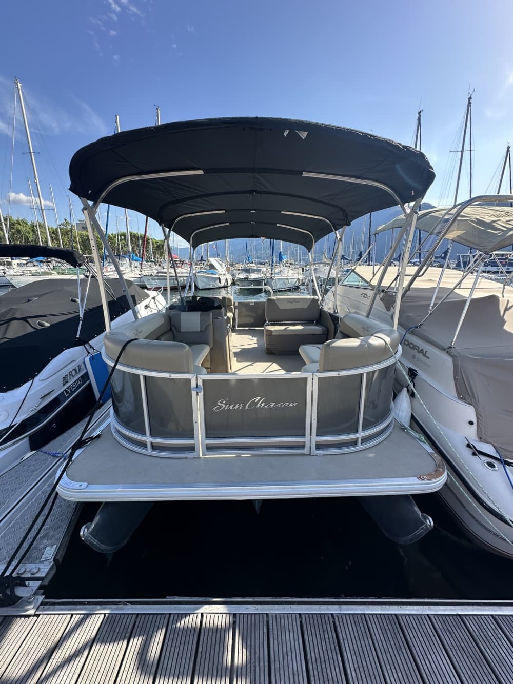 Goditi 8 ore a bordo di un motoscafo per esplorare Aix-les-Bains.