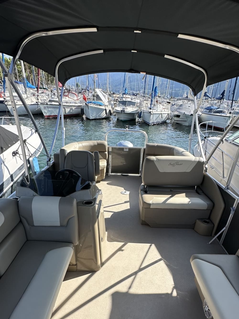 Goditi 8 ore a bordo di un motoscafo per esplorare Aix-les-Bains.