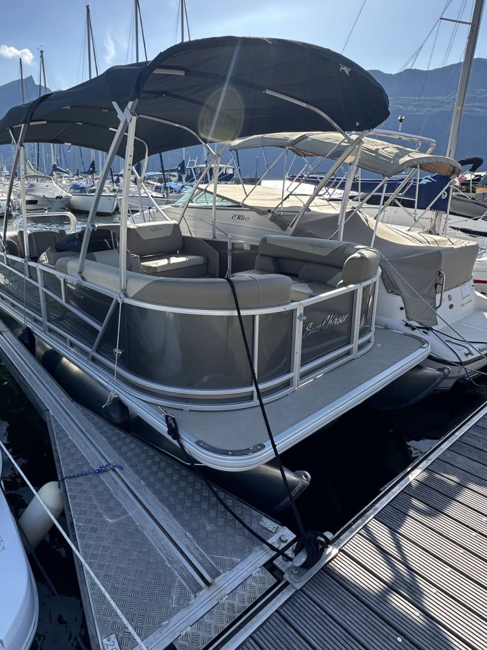 Goditi 8 ore a bordo di un motoscafo per esplorare Aix-les-Bains.