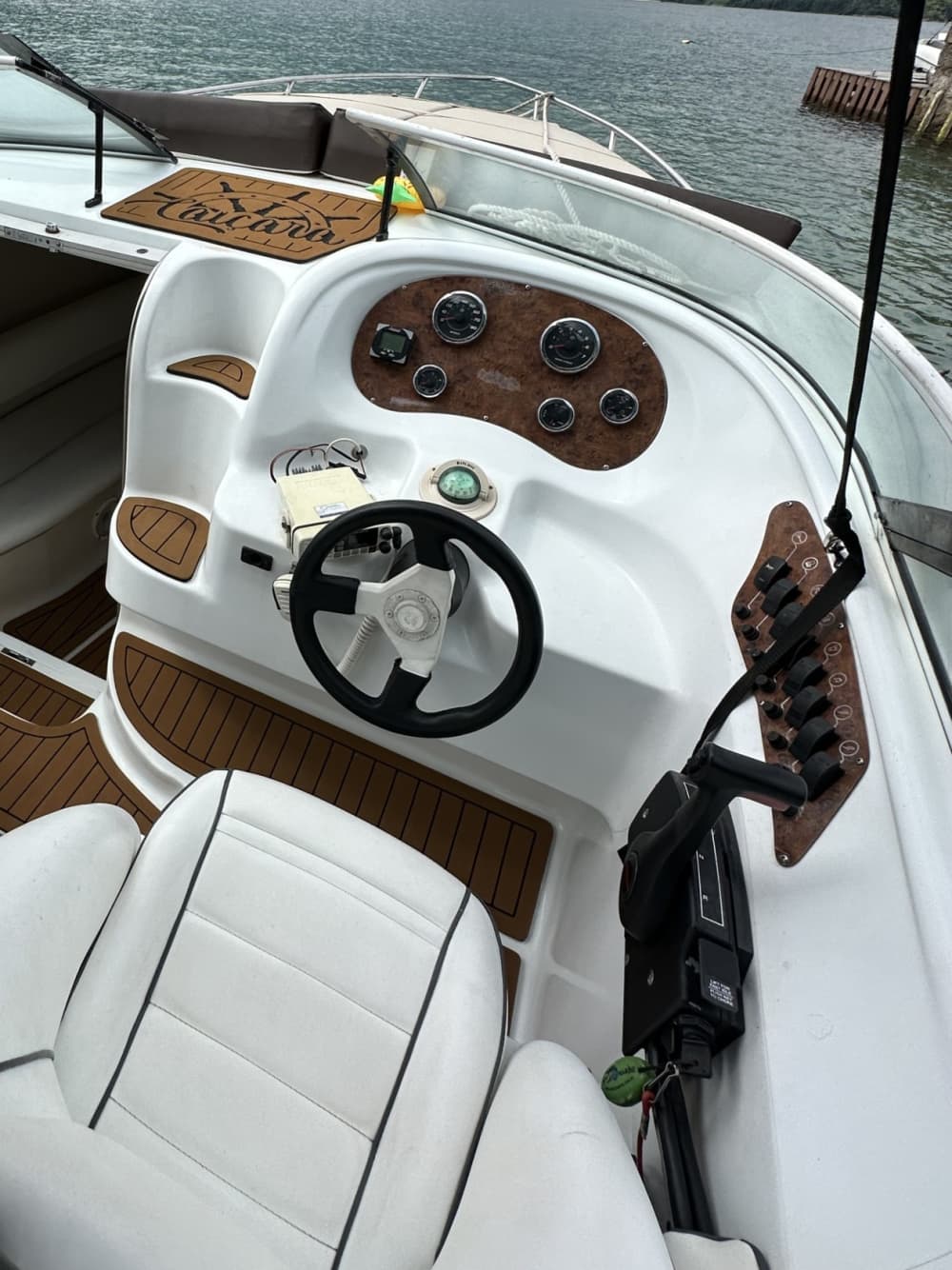 Ontdek de kust van Angra dos Reis: een complete dagtocht aan boord van een motorboot