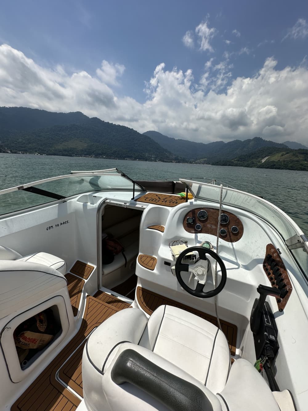 Ontdek de kust van Angra dos Reis: een complete dagtocht aan boord van een motorboot