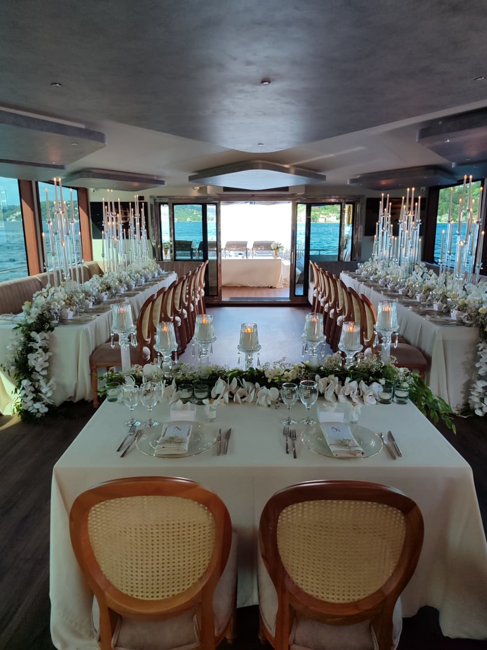 Bosphorus Elegance: exclusieve jachtervaringen voor VIP's en evenementen