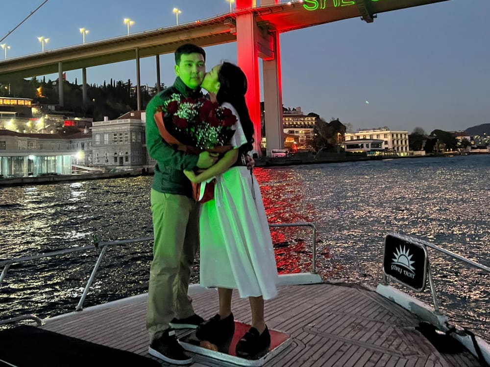 Yacht tour under the lights of the Bosphorus