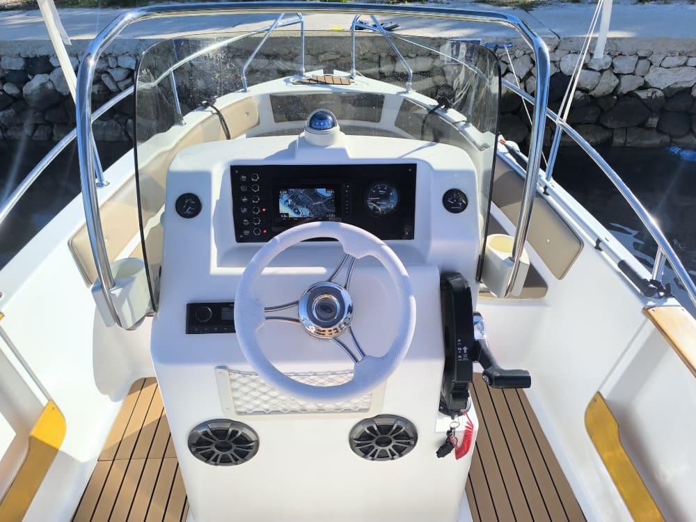 En dag i Šibenik på en motorbåd