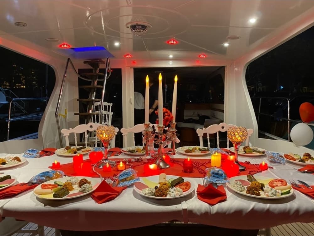 Halbtägige Bosporus-Fahrt: Sehenswürdigkeiten und Highlights