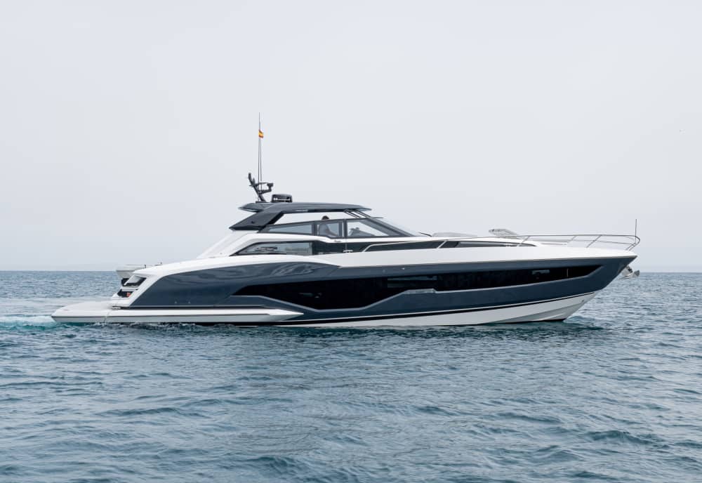 Półdniowy czarter jachtu – wolność i styl na pokładzie Sunseeker Superhawk 55