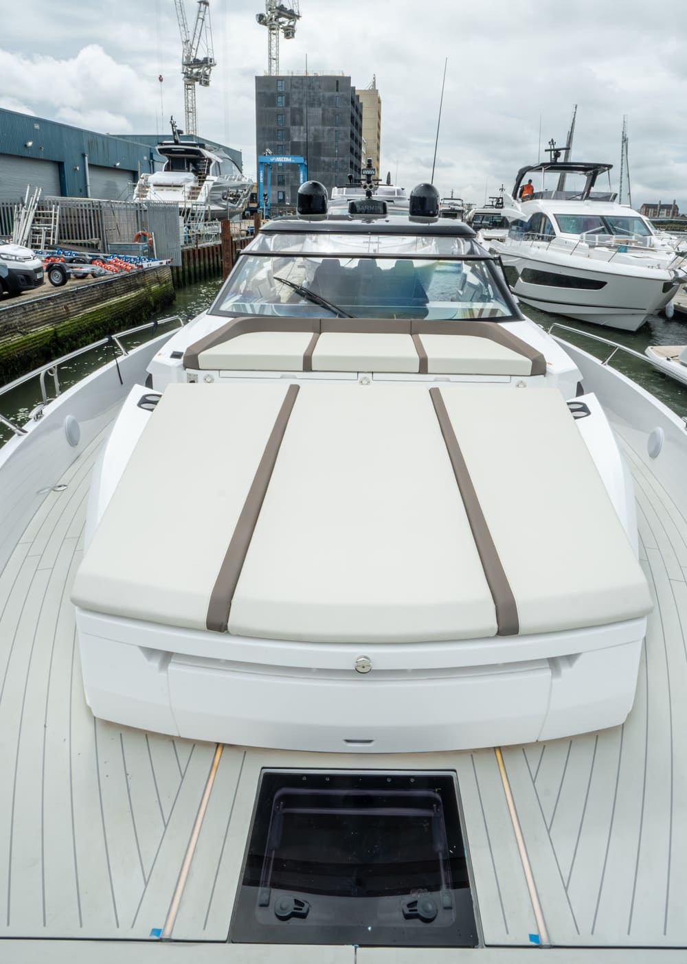 Półdniowy czarter jachtu – wolność i styl na pokładzie Sunseeker Superhawk 55