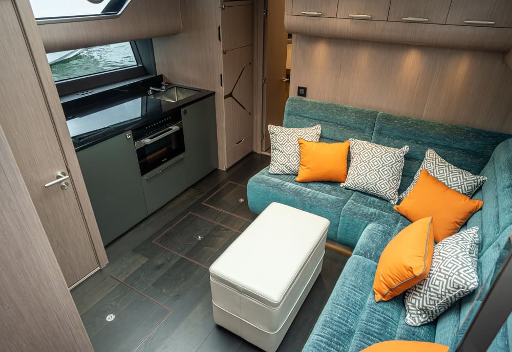 Półdniowy czarter jachtu – wolność i styl na pokładzie Sunseeker Superhawk 55