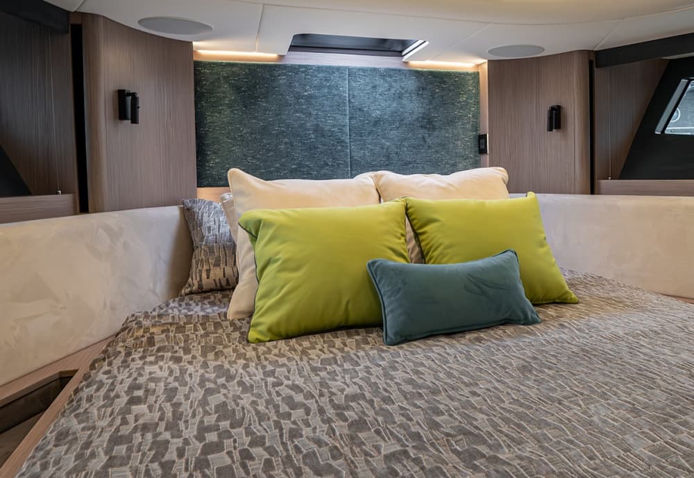 Półdniowy czarter jachtu – wolność i styl na pokładzie Sunseeker Superhawk 55