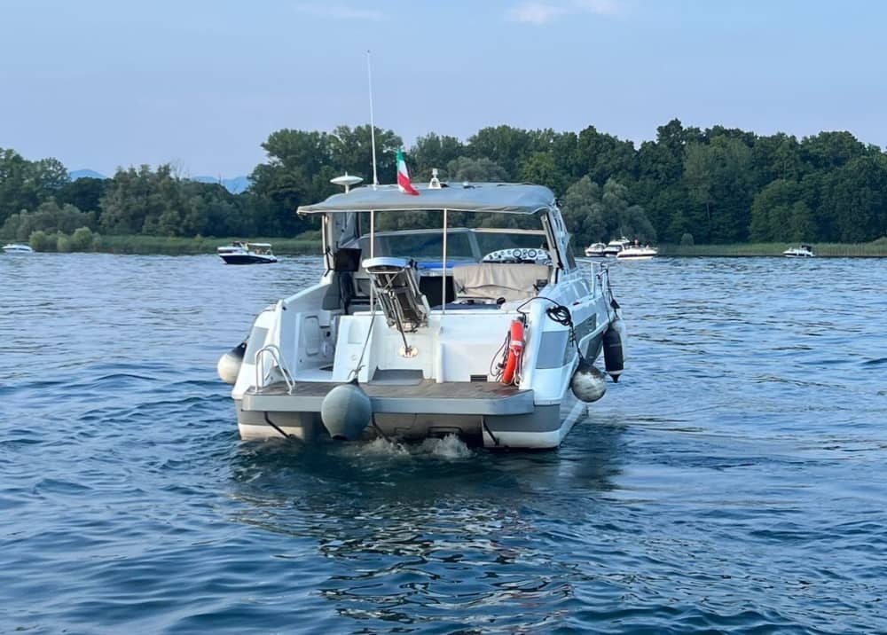 Disfruta del sol en una excursión en barco de 9 horas en Angera.