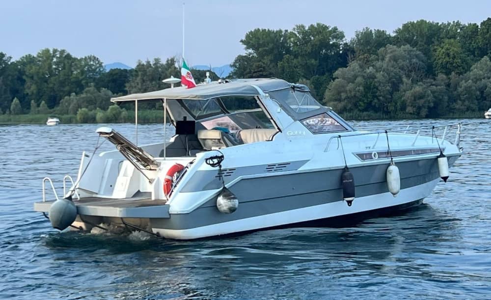 Relájate en una lancha motora en Angera durante 4 horas.