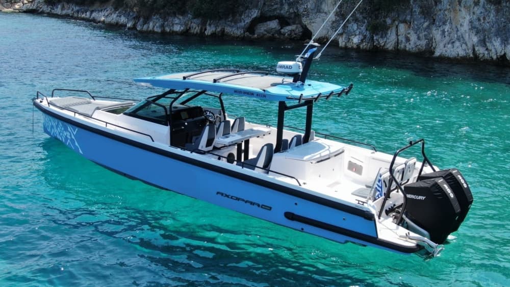 Excursión privada en barco por los alrededores de Lefkada a bordo de una lancha motora.