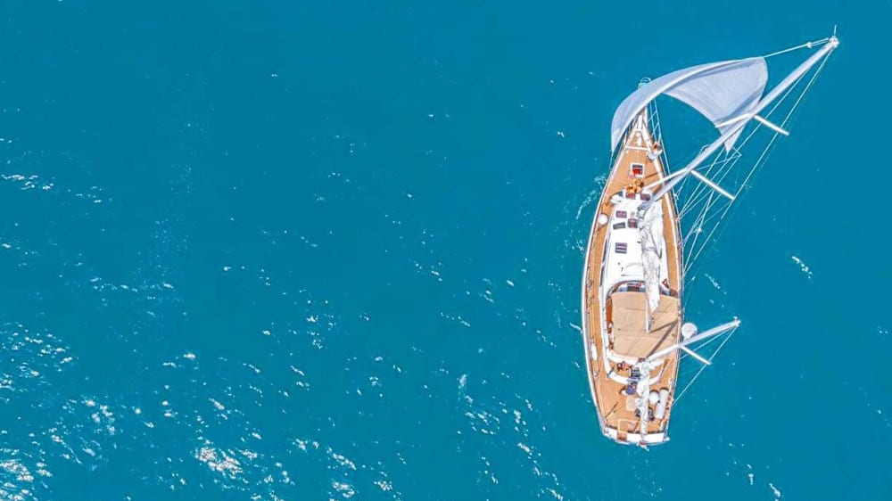 Escursione in barca a vela di un'intera giornata a Riva del Garda.