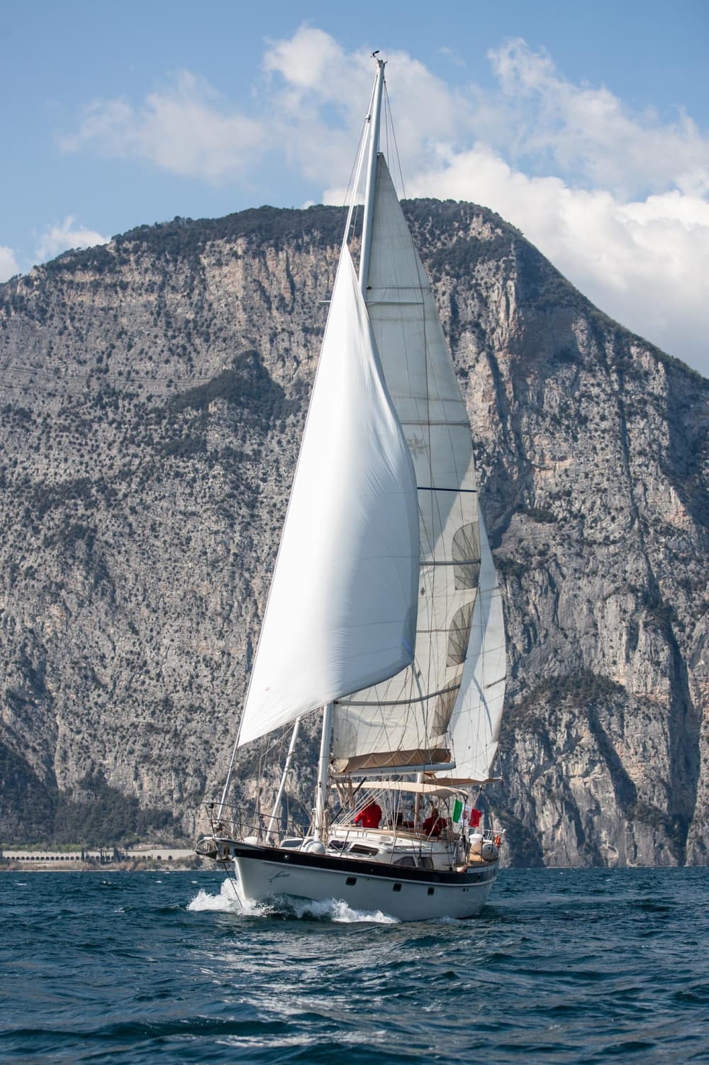 Escursione in barca a vela di un'intera giornata a Riva del Garda.