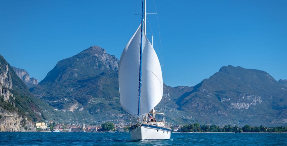 Escursione in barca a vela di un'intera giornata a Riva del Garda.